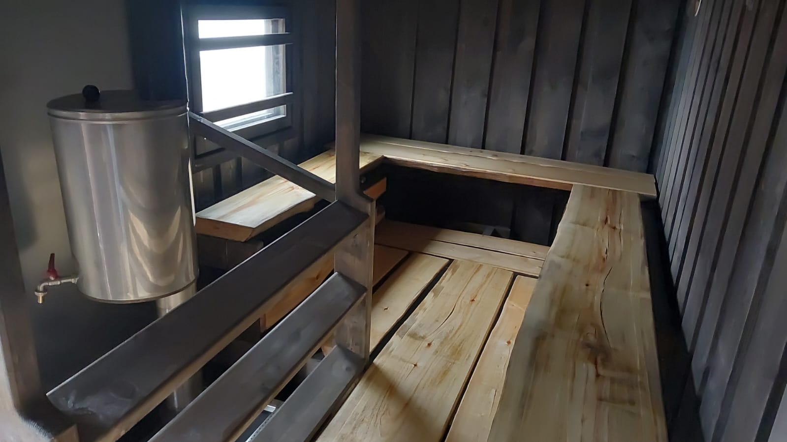 Tilava 15 hengen kärrisauna sisältä. puulämmitteinen sauna.