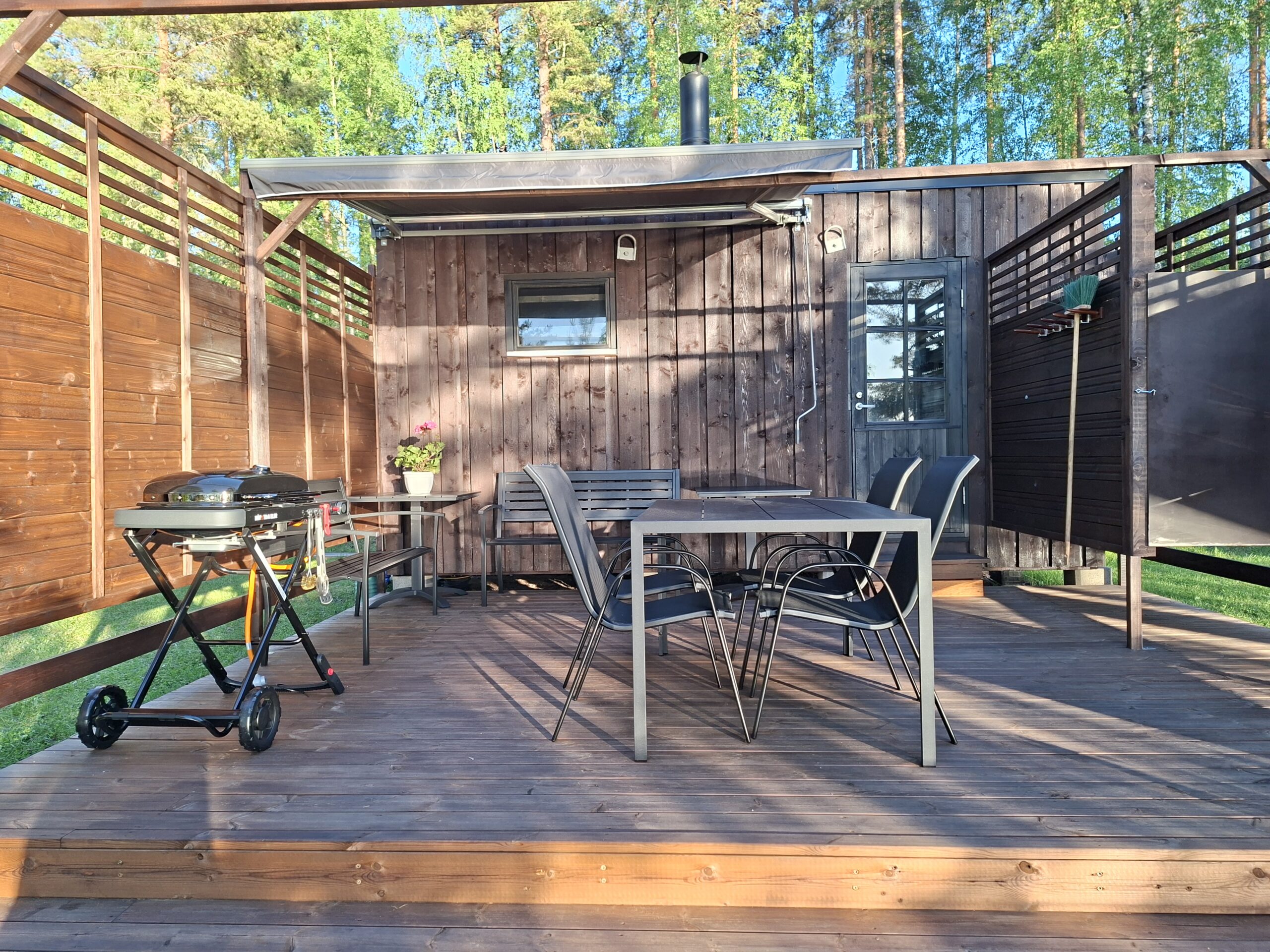 15 hengen kärrisauna terassilla Saimaan rannalla Hinkanrannassa Joutsenossa
