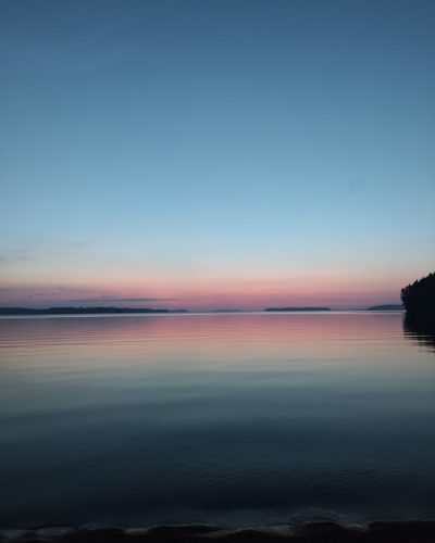 Saimaan ranta tyynellä säällä, Hinkanrannan saunat.